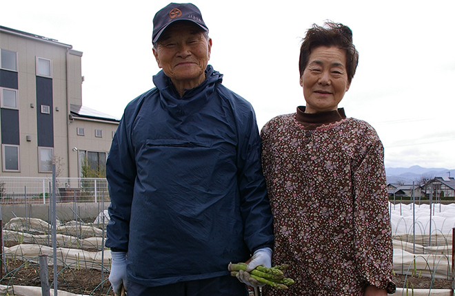 「土乃守」を使うアスパラ生産農家の中澤さん