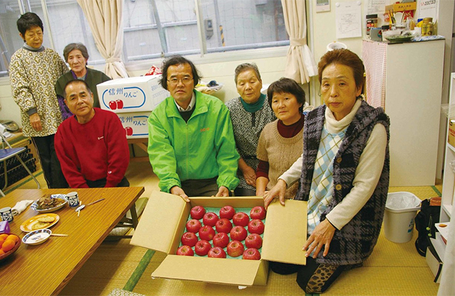 震災支援で石巻市にりんごを届けた時の様子