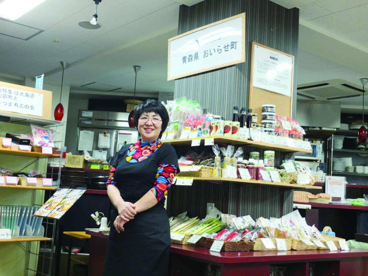 代表　川野真理子さん　店内特産品販売コーナーの前で
