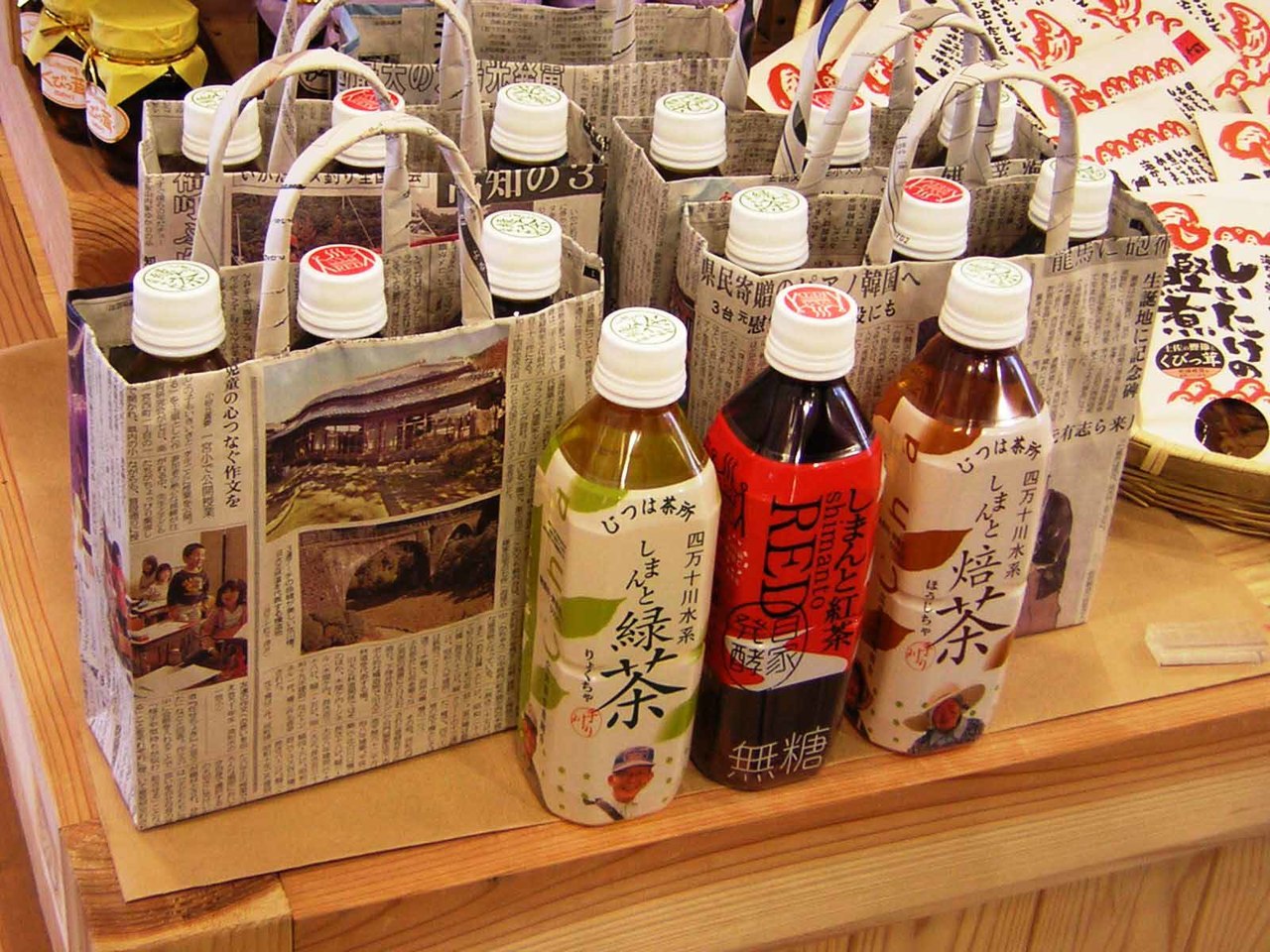 地元・高知新聞で作られた新聞バッグ。地元のお茶とのセットでよく売れる。各地で同様のバッグ作られているが、ここが元祖。