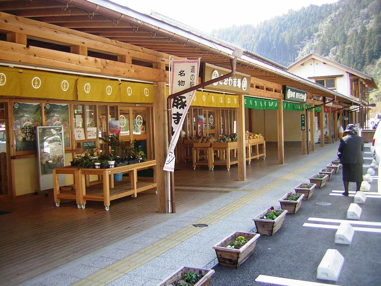建物には地元材をふんだんに使うなど、ローインパクトやローカルであることにこだわる。コンテナもプラスチックではなく木だ。