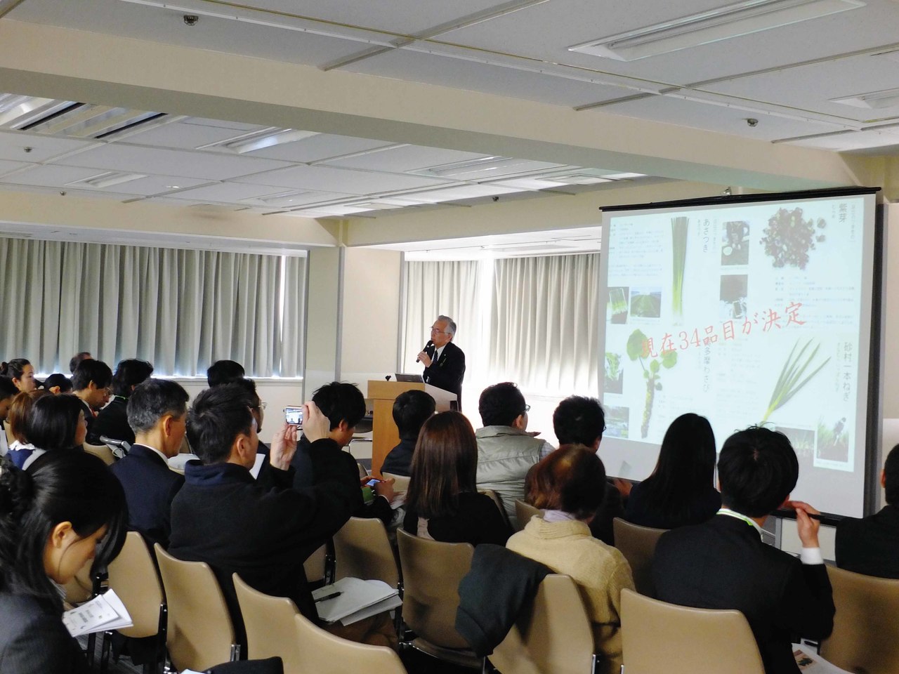 大竹道茂氏の「江戸東京伝統野菜のセミナー」に熱心に耳を傾ける