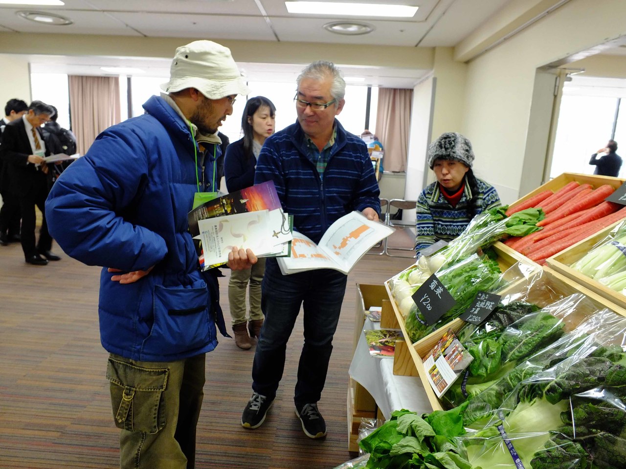 香川県　珍しい伝統野菜が並び、商談もはずむ