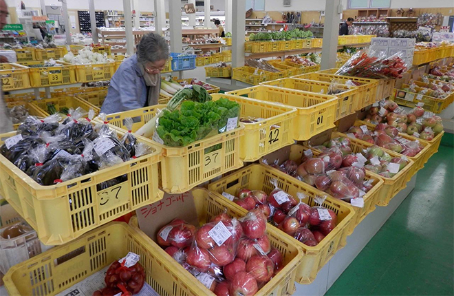 リンゴなど果物を中心に豊富な地場農産物が並ぶ