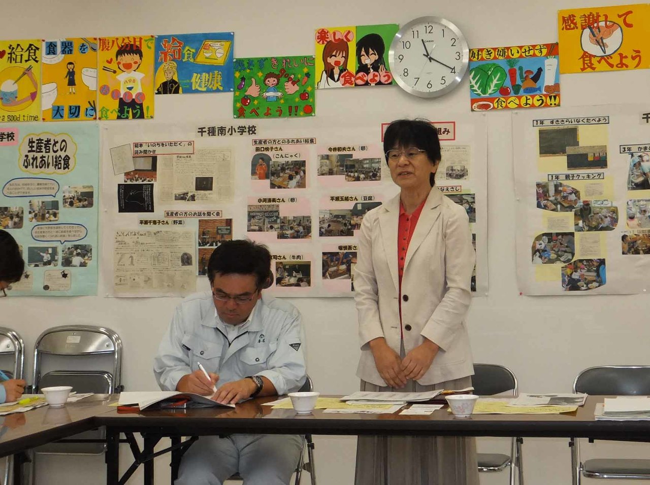 右が説明する田路さん