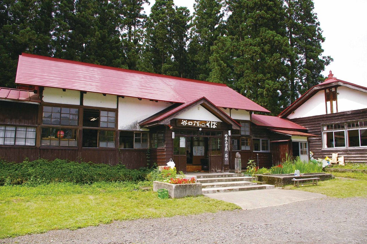 「谷口がっこそば」は昔の小学校を利用している