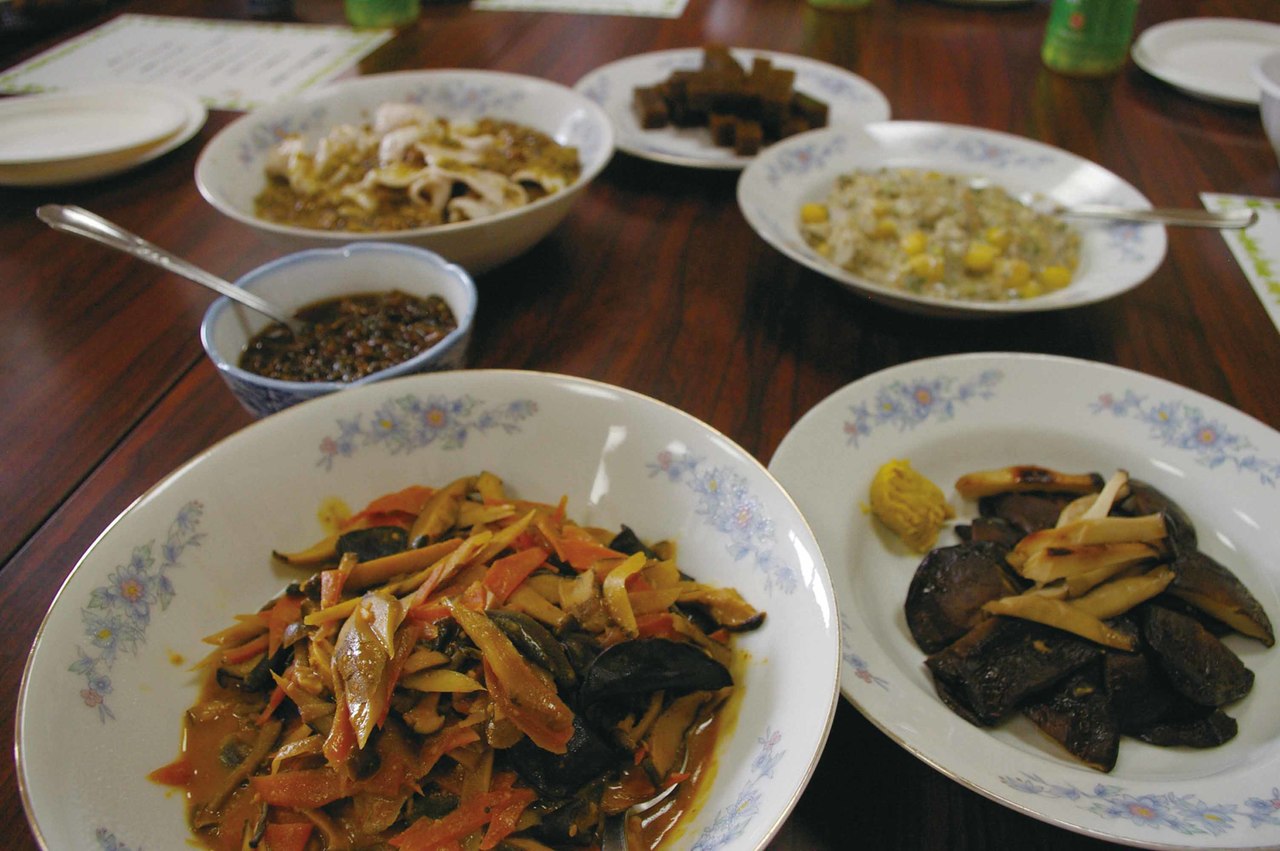 鮭川村で山際シェフが作るきのこづくしの昼食