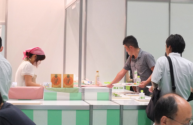 「農家さんの新を商品コーナー」を特設。新たに開発した加工製品をバイヤーに試食していただき、意見をいただく試み