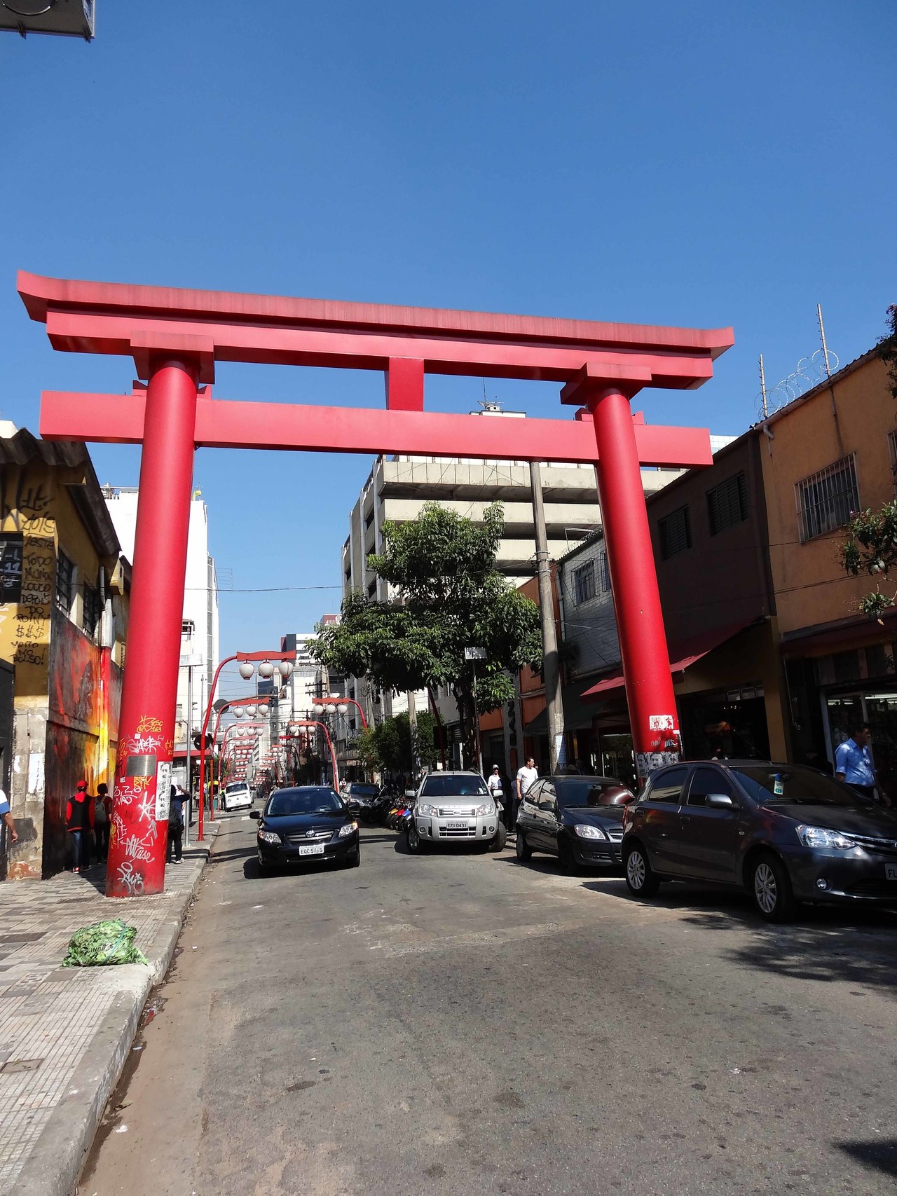 鳥居がそびえるｻﾝﾊﾟｳﾛの東洋街リベルダーデ　日本食材店、レストランがひしめく