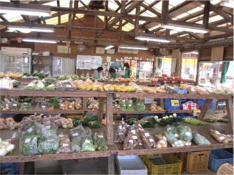 直売所「よかところ」（長崎県西海市）の店内。手作りの売り場は見通しも採光も良く、買い物がしやすい。