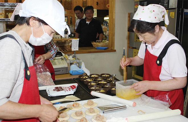 助成団体【3つ葉のクローバー】が作るパンは店の大人気だ