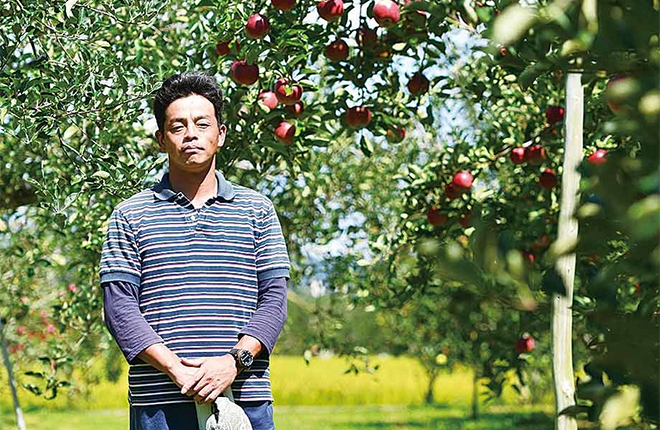泉克直さん（長野市） ＊りんご 　泉農園では、化学肥料を使わず有機堆肥だけを使い、土壌改善を数年かけて行なってきました。農薬も極力使わずに栽培を行なっている泉農園のりんごは安心して食べられる自信作です。