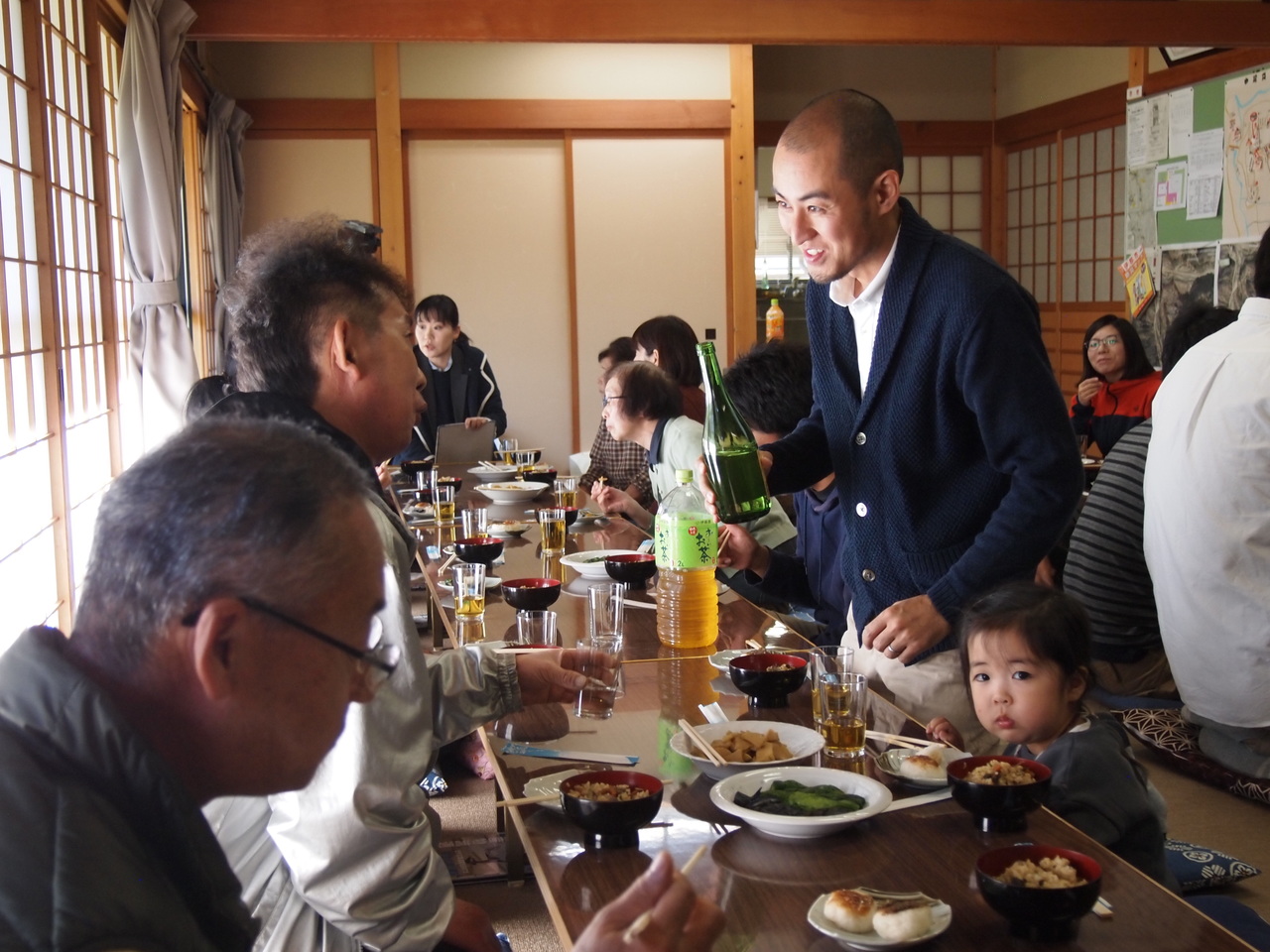 代表の出口さん（右）と試食会の様子
